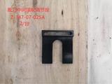 Adjusting seat for middle roller of cutter